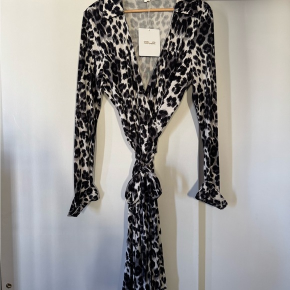 Large cocktail wrap dress. Gorgeous for any occasion. Diane Von Furstenberg - Picture 2 of 2